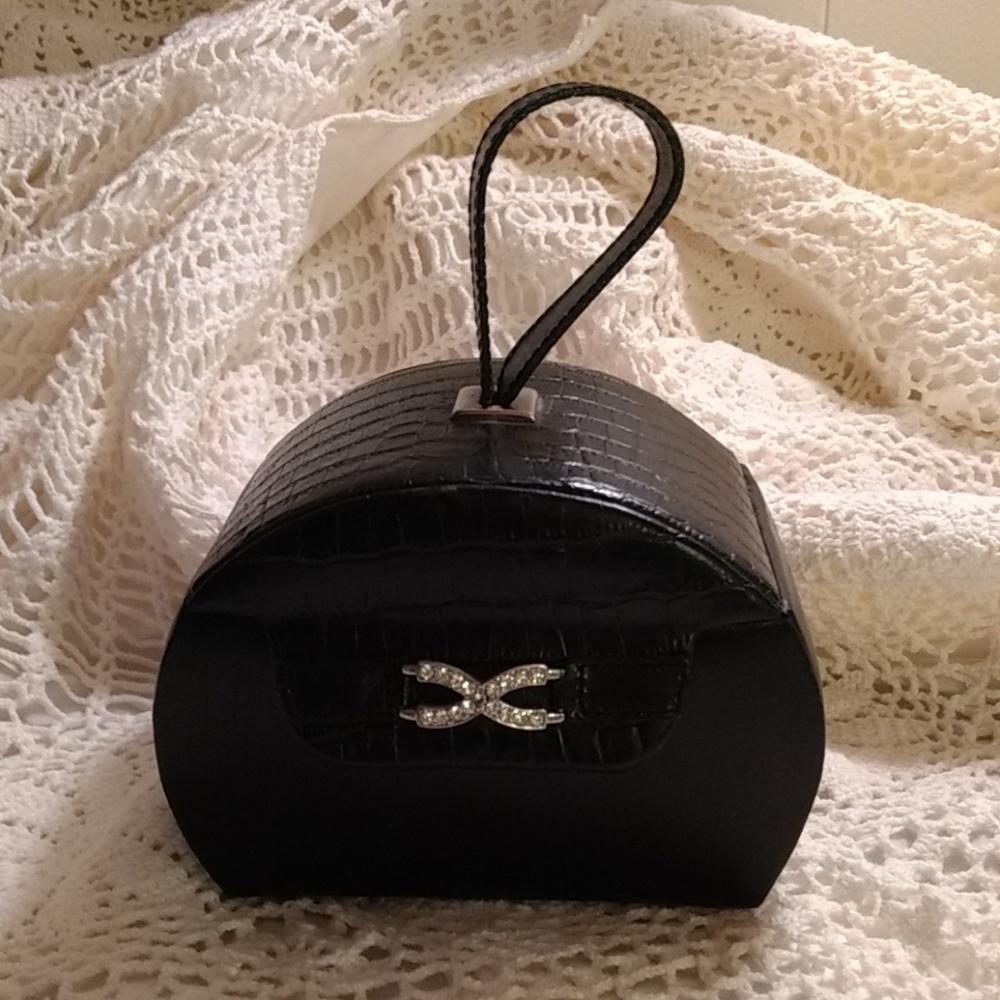 Antique jewelery overnight case